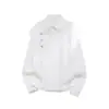 Desenhe uma camisa masculina de estilo chinês moderno, com design falso de duas peças e gola mandarim, apresentando botões diagonais, visual de peça externa casual, mangas compridas e disponível em tamanhos grandes para primavera e outono.