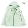 Chaqueta de Mijo Amarillo Estilo Similar de Luo Tuo para Mujer, Tres en Uno Cortavientos e Impermeable para Exteriores Xizang Senderismo y Montañismo para Hombre
