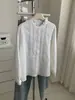 Camisa de gaze de algodão com gola alta de renda artística e vintage para mulheres, apresentando um corte suave e tridimensional e design em camadas, perfeita como peça de sobreposição para o outono
