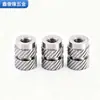 Tuerca de Acero Inoxidable Termofusionable con Patrón Diagonal Doble, Componente Embebido de Acero Inoxidable Moldeado por Inyección de Agujero Único, Inserto Estampado Anticorrosión