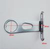 Una bicicleta. Una bicicleta de montaña. horquilla de luz para coche eléctrico. De acuerdo con el clip de la cesta de suministros para montar