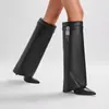 Botas de calça novas de outono e inverno estilo europeu e americano, microfibra preta ~ bico fino, dobra com fivela, manga grossa, salto alto, botas altas