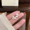 Brincos de Tarraxa Exquisitos de Flor de Trevo de Três Folhas com Zircônia Agulha de Prata S925 Toque de Alto Padrão Design Único de Nicho Brincos Versáteis Joia para Orelha