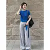 Conjunto extremadamente elegante y hermoso: un conjunto completo para mujer en verano, que consta de un top azul de punto de seda helada de manga corta y pantalones largos grises, conjunto de dos piezas