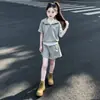 Conjunto de Verão para Meninas 2026 Novo Casual Estilo Coreano para Crianças Maiores, Moletom com Capuz Falso de Duas Peças com Manga Curta e Saia