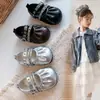 Zapatos de cuero de suela blanda para niñas, nueva colección de otoño 2026, zapatos para niños, zapatos de princesa elegantes y bonitos para niñas pequeñas, adecuados para actuaciones