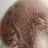 Gorro de moda de punto cálido de doble capa multicolor para mujer, estilo otoño e invierno 2026, con flores tejidas a crochet hechas a mano