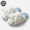 Pantuflas de peluche originales de Sanrio, gruesas y cálidas, con suelas antideslizantes, perfectas para usar en interiores, diseñadas para niñas, y disponibles para venta al por mayor en otoño e invierno