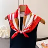 Pañuelo Cuadrado Estampado de Cadena Imitación Seda Estilo Ecuestre Chal Versátil Pañuelo de Cuello de Gama Alta Pañuelo para la Cabeza Pañuelo de Seda Bufanda para Mujer