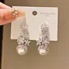 Sueño de Flor Perla~Estilo Lujo Ligero Pendientes de Flor de Zirconia y Perla, Pendientes Versátiles Dulces y Elegantes, Joyería de Oreja de Gama Alta de Nicho