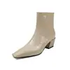 Botas femininas de tornozelo feitas de couro bovino de flor integral, apresentando um salto grosso, bico quadrado, zíper lateral e um design de salto médio, perfeitas para o outono e inverno.