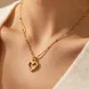 Colar de coração em aço inoxidável estilo europeu e americano, com um pingente em formato de coração oco feito de aço titânio, banhado a ouro 18k, e projetado para ser resistente ao desbotamento