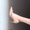 2026 Novo Modelo Sapatos de Salto Alto com Bico Fino, Recorte Lateral, Strass e Solado Vermelho para Mulheres, Saltos Stiletto Exquisitos de Verão, Scarpins Elegantes de Bico Fino na Cor Nude