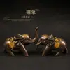 Um par de ornamentos de elefante de cobre Latão amarelo Caractere Fu elefante auspicioso artesanato Decoração de mesa para escritório em casa presente atacado