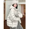 Jaqueta feminina acolchoada curta com capuz, novo estilo 2026, projetada para figuras petites, quente e aconchegante, estilo gola alta, casaco de algodão de inverno, peça externa da moda