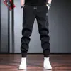 Calça casual estilo Hong Kong masculina outono e inverno 2024 novo toe Harlan calça esportiva calça de veludo cotelê quente com forro de fleece