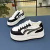 Zapatos blancos de suela gruesa para aumentar la altura para estudiantes, zapatos casuales ligeros, nuevas zapatillas deportivas versátiles de otoño 2026, zapatos casuales para mujer