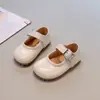 Sapatos Pequenos de Couro Simples e Versáteis para Meninas Nova Coleção Primavera & Outono 2025 Sapatos para Bebês Meninas Sola Macia Sapatos de Princesa Sapatilhas para Meninas