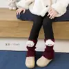Leggings de otoño e invierno para niñas, forrados de felpa y engrosados, versátiles para usar como prenda exterior, color liso con rayas verticales, combinados con puños de calcetín para mayor calidez
