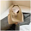 Bolso Cubo de Moda Tendencia Casual Simple Único de Nicho 2025 Nuevo Vintage Elegante para Mujer con Textura Bolso de Hombro