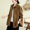 Foto real de una camisa de corte relajado y holgado estilo coreano, un top casual versátil, una camisa de trabajo de mezclilla de manga larga y una chaqueta para pareja para mujer