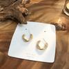 Agente de compras de Dongdaemun en Corea del Sur, pendientes del mismo estilo para mujer, pendientes de metal sinuoso mate con textura combinable, sencillos y elegantes.