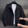 Jaqueta Casual Masculina Versátil para Uso Externo com Gola Alta, Cor Sólida, Estilo Funcional, Roupa de Trabalho, Nova Moda Jovem com Decoração de Zíper