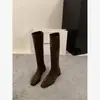 Botas femininas elegantes de camurça, bico fino e salto grosso, cano longo e justas, 2026 novas botas de montaria de verão de cano médio