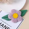 Accesorio de peluche estilo coreano de terciopelo de oso con flor tridimensional, con núcleo redondo de tela y floretes de hoja verde para colgantes de bolsa y ropa DIY