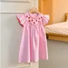 Vestido de Rayas con Bordado de Fresas para Niña 2026 Verano Nuevo Estilo Mangas Volantes Dulce Lindo Vestido de Princesa para Bebé