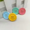 Pasador de Pelo con Botones de Colores de Doble Fila para Mujer con Flequillo Lateral en la Frente, Tocado de Pasador Personalizado de Color Crema Dulce y Femenino