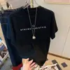 Camiseta Feminina de Algodão Puro com Manga Curta e Ombro Direito Escovado, Estilo Novo 2024, Versátil, Look Rejuvenescedor e Emagrecedor, Top Branco, Camiseta para Usar por Baixo para a Primavera