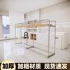 Estante de exhibición de ropa Nakajima, estante de exhibición de piso de acero inoxidable, estante colgante de ropa simple para mujer, estante colgante de ropa lateral de doble fila