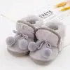 Nuevos zapatos bonitos de bola de pelo para bebé 2023, zapatos de bebé forrados de felpa para otoño e invierno, 3-5-9 0-1 años, zapatos para recién nacidos y niños pequeños