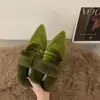 Chinelos de Algodão Peludo Macio com Salto Grosso e Bico Fino Sapatos Femininos Para Usar Fora Outono e Inverno Slip-on Temperamento de Celebridade da Internet Meio Chinelo Fechado