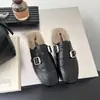 Chinelos femininos para exterior, modelo semi-novo para o outono de 2026, forrados com pelúcia, chinelos de algodão com bico quadrado esculpido, quentes, estilo brogue, modernos para uso doméstico