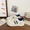 Tênis brancos muito estilosos para mulheres combinarem com saias, novo design chique de nicho outono 2026 tênis casuais esportivos para estudantes