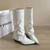 Botas compridas calças de ciclismo estilo antigo bico fino salto grosso novo estilo cano largo fivela de metal botas retrô sapatos Outono/Inverno 2026