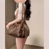 Chica Caliente Americana Usa Shorts de Mezclilla Color Caqui que Realzan las Caderas para Mujer Nuevo Estilo 2025 Ajustados que Cubren los Glúteos Hot Pants