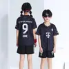 25-26Br Casa Vermelho Número 9 Camisa de Futebol Infantil com Duas Listras Impressão Digital Tamanhos 14-30