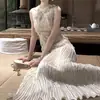 Em Estoque: da Coleção [Luz Flutuante] da Yishidao, Vestido Elegante Leve de Alta Durabilidade com Flores Tridimensionais, Sem Mangas, Plissado, Emagrecedor