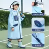 Impermeable infantil, diseño de dibujos animados en EVA, adecuado para estudiantes de primaria, con compartimento para mochila, diseñado para uso escolar y totalmente impermeable