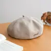 Boina de lana simple bordada con letras estilo coreano para mujer, sombrero de calabaza retro otoño/invierno, sombrero octogonal versátil, sombrero de pintor
