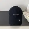 Boné de beisebol bordado com urso de desenho animado fofo para mulheres, adequado para todas as estações, chapéu de proteção solar, design versátil de aba macia, faz o rosto parecer menor, boné tipo "duckbill"