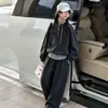 Conjunto Novo para Meninas Primavera e Outono 2026 Moletom com Zíper Parcial e Gola Alta Calça Jogger de Pernas Largas Crianças Médias e Grandes Estilo Coreano Peça Dupla Tendência