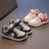 Zapatillas casuales de suela blanda estilo coreano para niños, nuevas de moda verano 2025, zapatos deportivos para niñas y elegantes zapatos blancos para niños