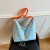 Bolsa Casual Feminina 2026 Nova Tendência Outono Estampa de Letras Bolsa de Ombro de Braço Bolsa Tote de Grande Capacidade para Aula e Deslocamento