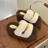 Pantuflas de plataforma únicas y elegantes para mujer, nueva colección otoño/invierno 2026, afelpadas y versátiles para usar en interiores y exteriores, pantuflas peludas casuales