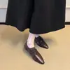 Sapatos de Couro Estilo Novo Outono 2025 com Patchwork Bico Fino Salto Bloco Elástico Boca Profunda Sapatos Franceses de Salto Baixo Femininos