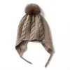 Venta al por mayor de fábrica 26 sombreros nuevos de cachemira para otoño e invierno para mujer, sombreros para proteger las orejas, sombreros de punto grueso con trenzas, color liso con pompón